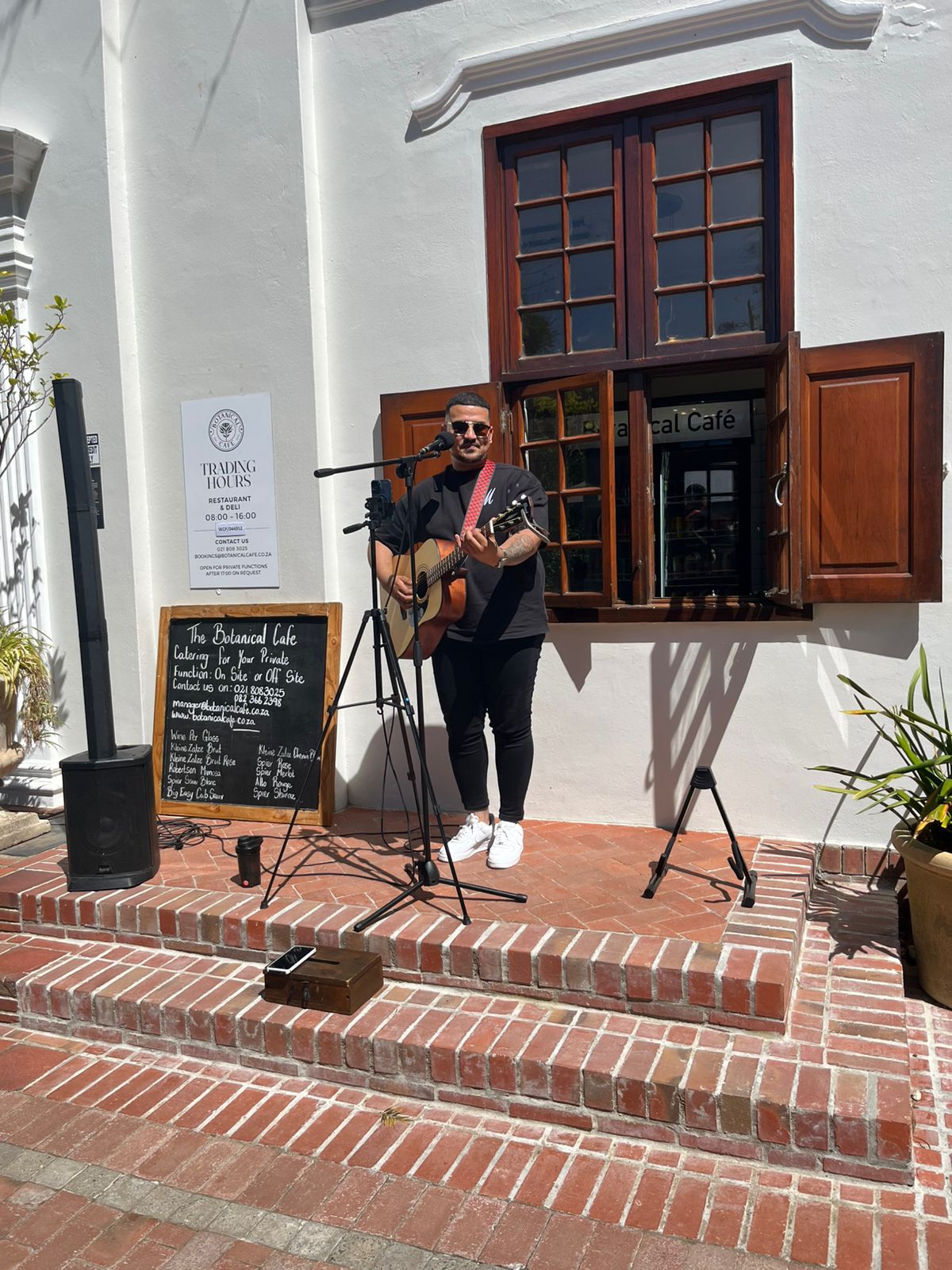 Harry Hannies performing live – photo 3